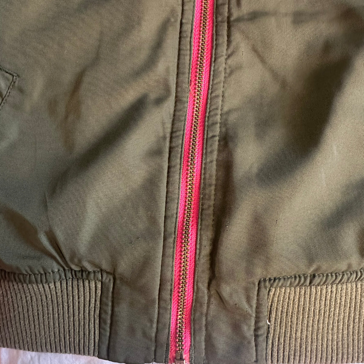 Bomber kaki avec broderie flamant rose et palmier