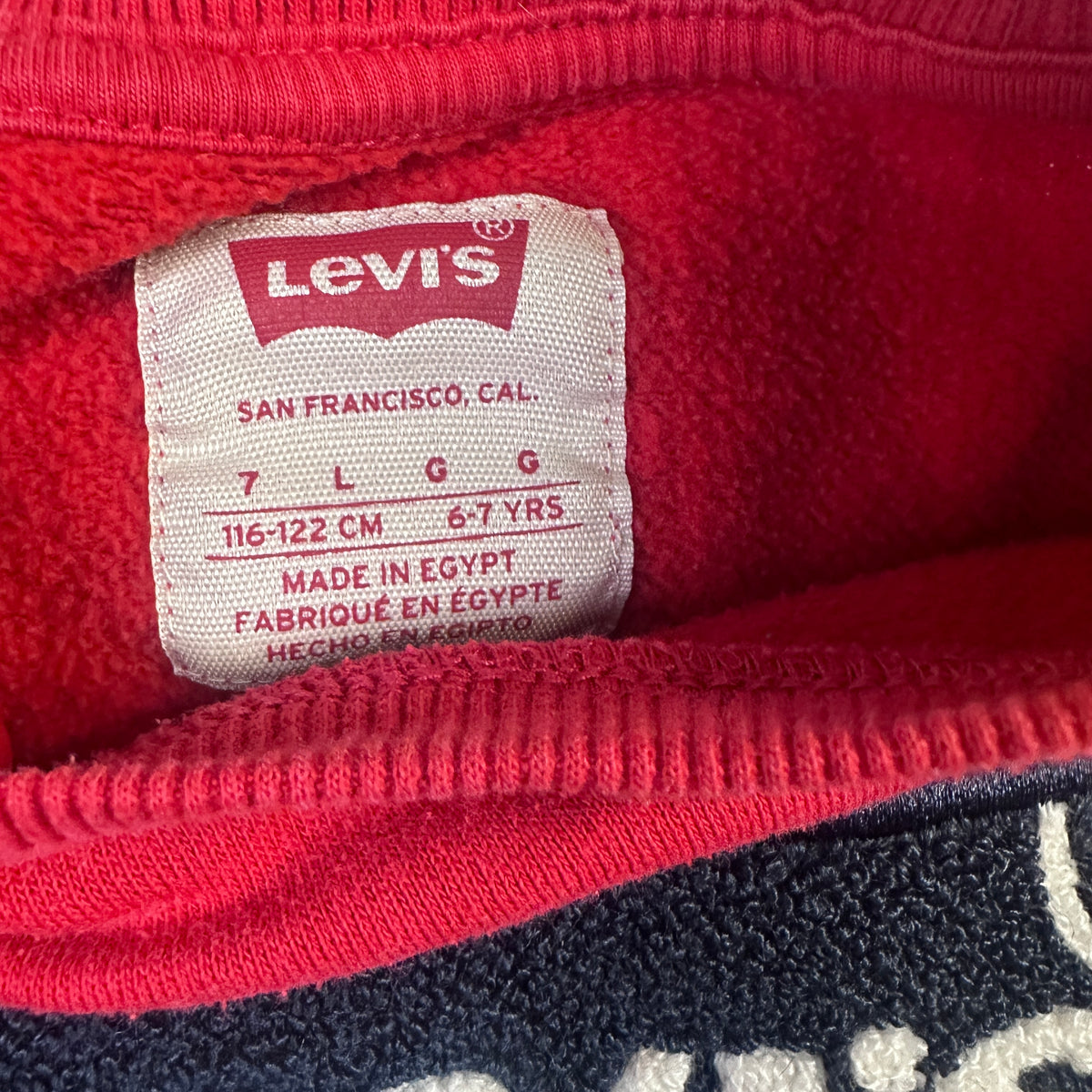 Chandail à manches longues Levi’s avec logo à l’avant.