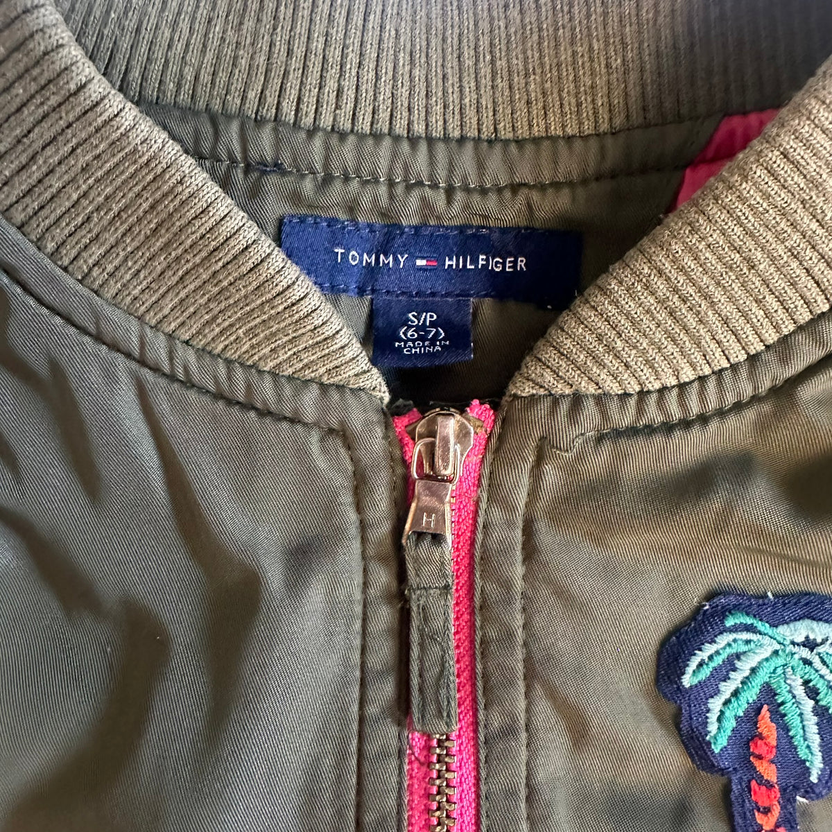 Bomber kaki avec broderie flamant rose et palmier