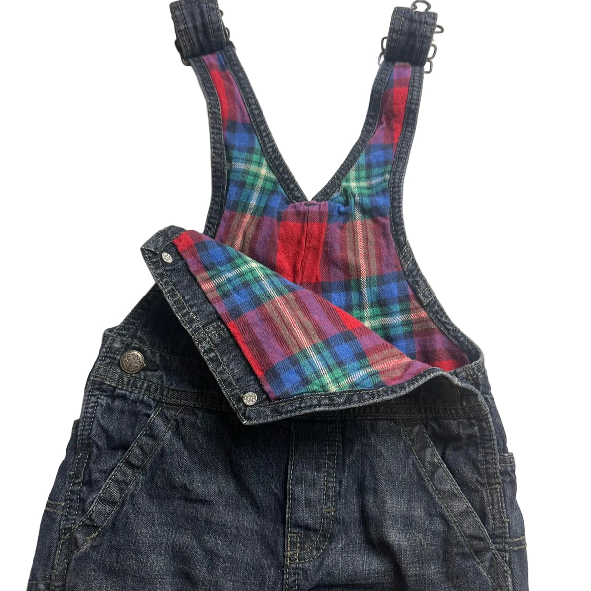 Salopette en denim foncé avec revers à carreaux coloré