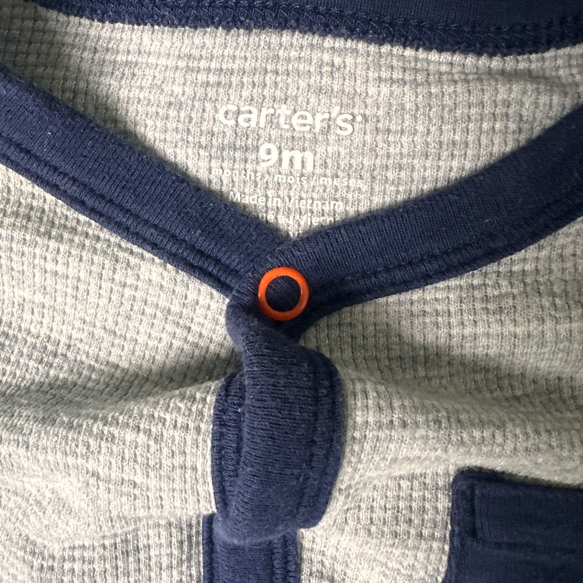 Grenouillère manches longues avec une touche d’orange