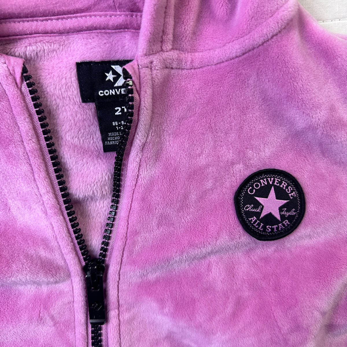 Veste à capuchon rose en velours avec fermeture éclair