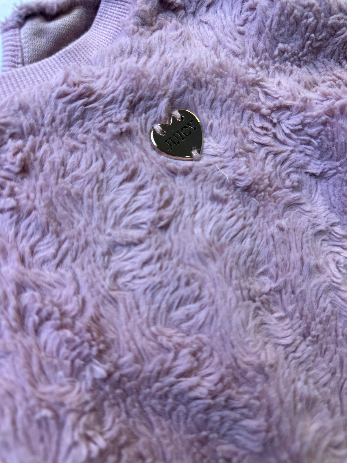 Chandail en peluche à manches longues avec petit cœur décoratif