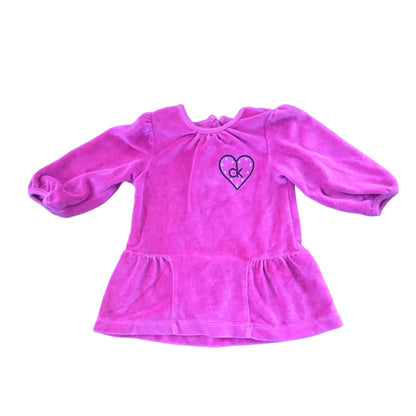 Petite robe en velours avec détail en broderie