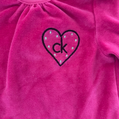 Petite robe en velours avec détail en broderie